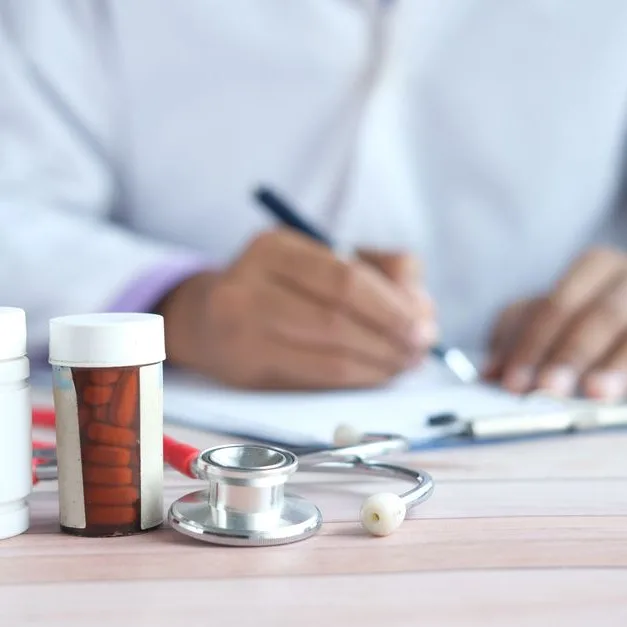 Ordonnance et médicaments posés sur un bureau